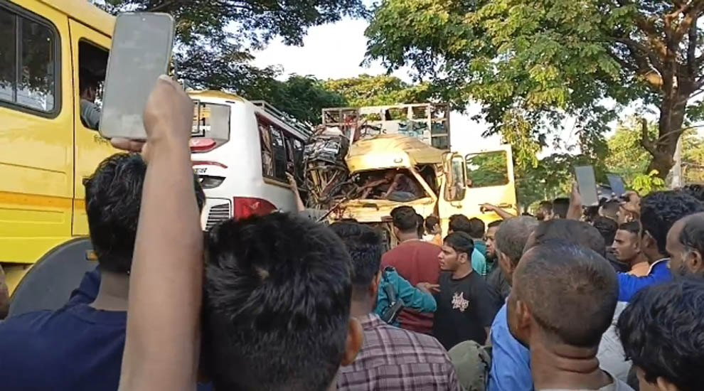 দক্ষিণ সুরমার লালাবাজারের বাস-ট্রাকের মুখোমুখী সংঘর্ষে অন্তত ১০ জন মারাত্মক আহত