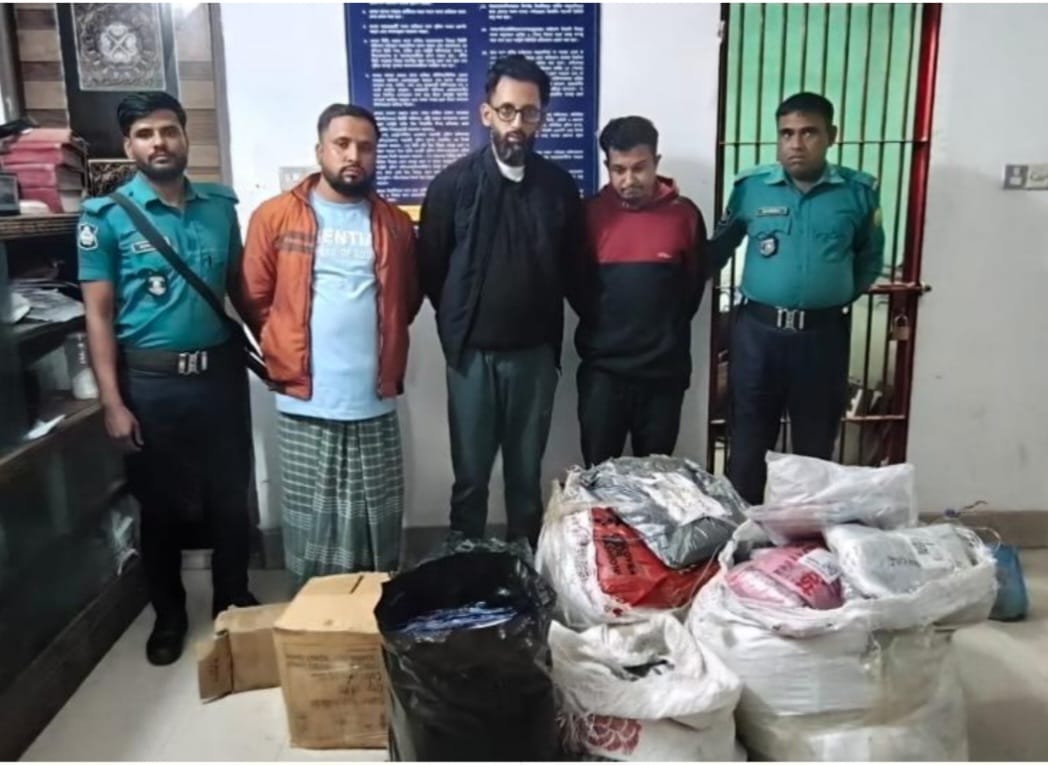 মোগলাবাজার থানার অভিযানে ডাকাতির ২৪ ঘন্টার মধ্যেই মালামাল উদ্ধার, গ্রেফতার ৩