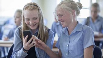 হাইস্কুলগুলোতে মোবাইল ফোনের ব্যবহার নিষিদ্ধ করার সিদ্ধান্ত নিয়েছে ফ্রান্স