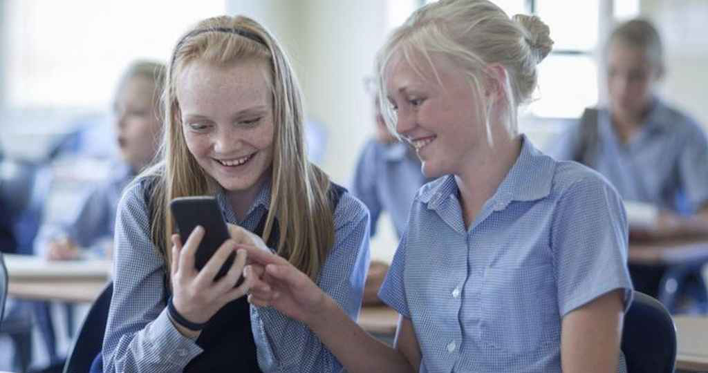 হাইস্কুলগুলোতে মোবাইল ফোনের ব্যবহার নিষিদ্ধ করার সিদ্ধান্ত নিয়েছে ফ্রান্স