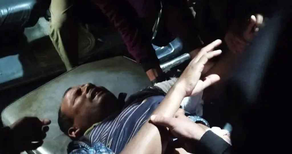 চাইনিজ কুড়াল দিয়ে এক জামায়াত নেতাকে কুপিয়ে জখম করার অভিযোগ উঠেছে ছাত্রলীগের কর্মী বিরুদ্ধে