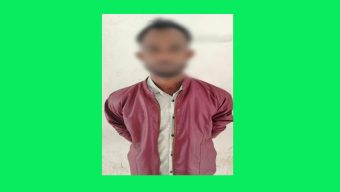 থানার সামনা থেকে আক্তার হোসেনকে গ্রেপ্তার করেছে পুলিশ