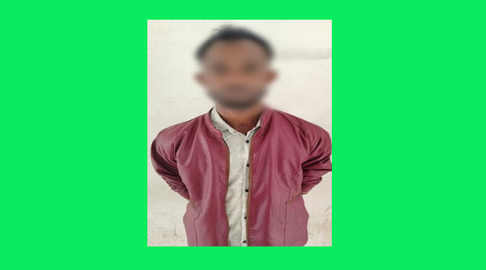 থানার সামনা থেকে আক্তার হোসেনকে গ্রেপ্তার করেছে পুলিশ