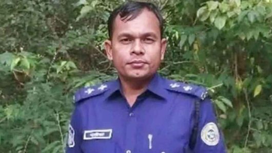 আসামির জামিন পাইয়ে দিতে বিচারকের খাস কামরায় এসআই আটক