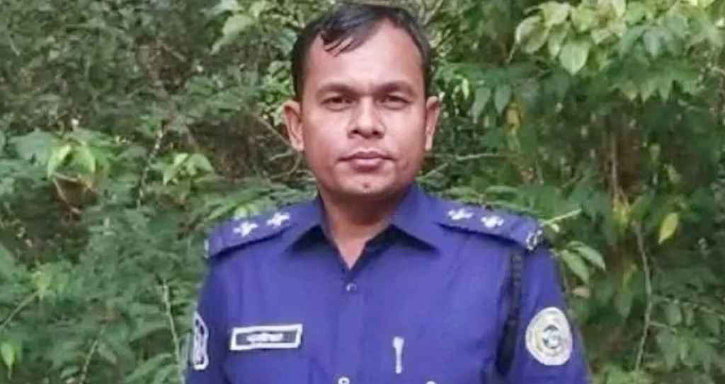 আসামির জামিন পাইয়ে দিতে বিচারকের খাস কামরায় এসআই আটক