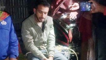 আপত্তিকর অবস্থায় এক পুলিশ সদস্যকে আটক