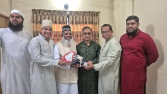 সিলেটে মাওলানা হাবিবের বাসায় মিষ্টি নিয়ে খন্দকার মুক্তাদির
