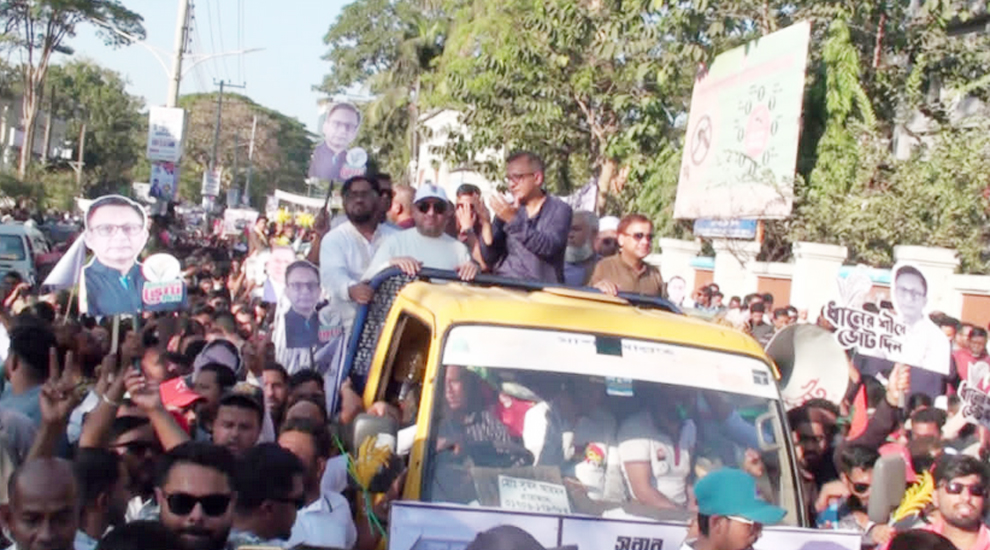 নগরীর বিভিন্ন স্থান থেকে খন্ড খন্ড মিছিলের স্রোত