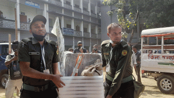 জেলার ১১ শ ভোট কেন্দ্রে পৌঁছে দেওয়া হচ্ছে ব্যালটসহ নির্বাচনী সরঞ্জাম