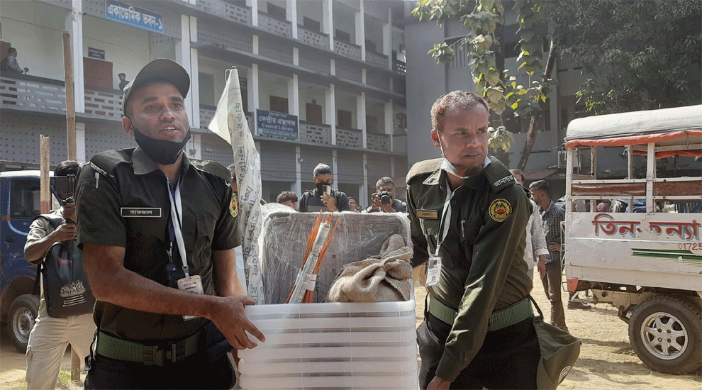 জেলার ১১ শ ভোট কেন্দ্রে পৌঁছে দেওয়া হচ্ছে ব্যালটসহ নির্বাচনী সরঞ্জাম