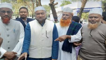 রিটার্নিং কর্মকর্তা ও জেলা প্রশাসক মো. সারওয়ার আলমের কাছে প্রতিপক্ষের বিরুদ্ধে নালিশ