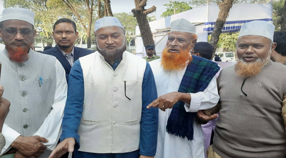 রিটার্নিং কর্মকর্তা ও জেলা প্রশাসক মো. সারওয়ার আলমের কাছে প্রতিপক্ষের বিরুদ্ধে নালিশ