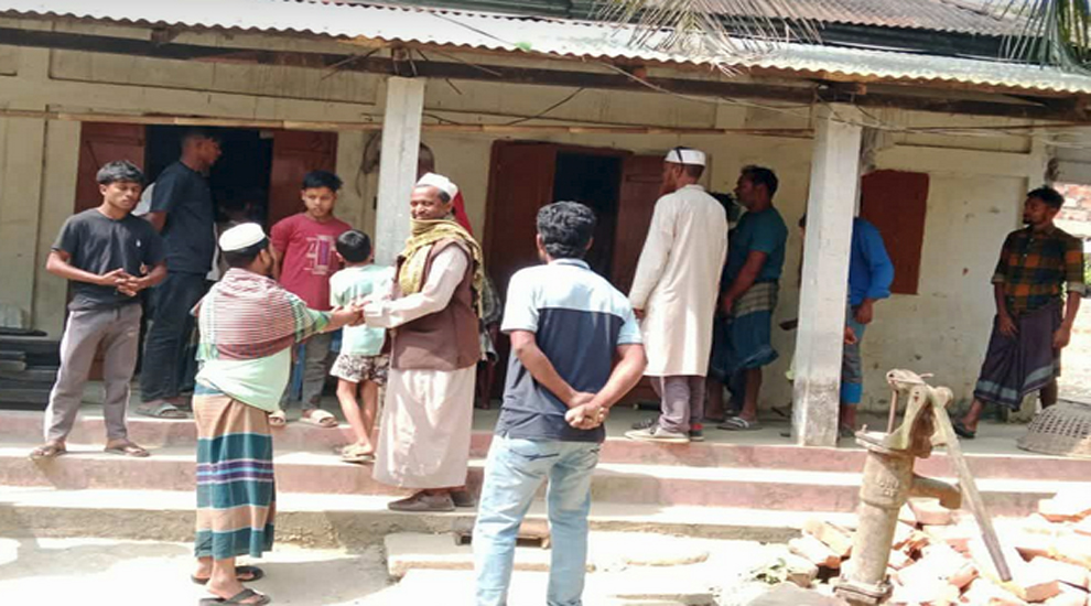 পুরুষাঙ্গ কাটা অবস্থায় এক যুবক কে উদ্ধার করেছে স্থানীয়রা