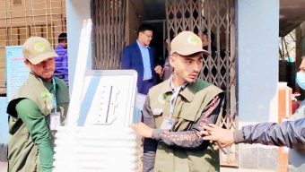 দিনাজপুর জেলার ভোট গ্রহণে সরঞ্জাম প্রিজাইডিং কর্মকর্তাদের কাছে বিতারণ কার্যক্রম সম্পন্ন