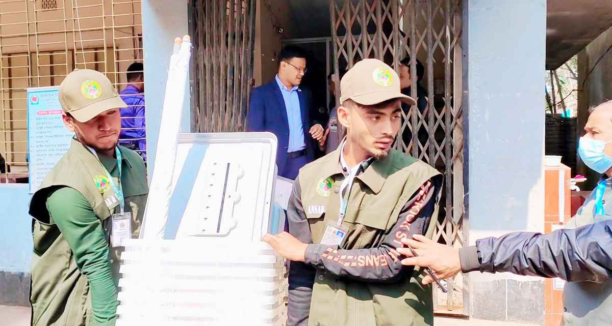 দিনাজপুর জেলার ভোট গ্রহণে সরঞ্জাম প্রিজাইডিং কর্মকর্তাদের কাছে বিতারণ কার্যক্রম সম্পন্ন