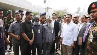 কার্যালয়ের পুরনো কর্মচারীদের দেখে কাছে ডেকে কথা বলেছেন প্রধানমন্ত্রী