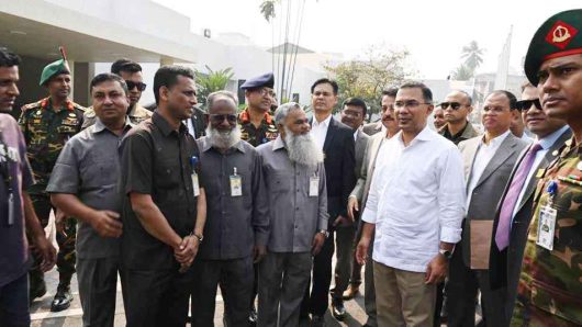 কার্যালয়ের পুরনো কর্মচারীদের দেখে কাছে ডেকে কথা বলেছেন প্রধানমন্ত্রী