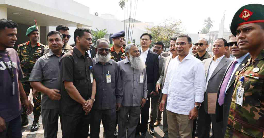 কার্যালয়ের পুরনো কর্মচারীদের দেখে কাছে ডেকে কথা বলেছেন প্রধানমন্ত্রী