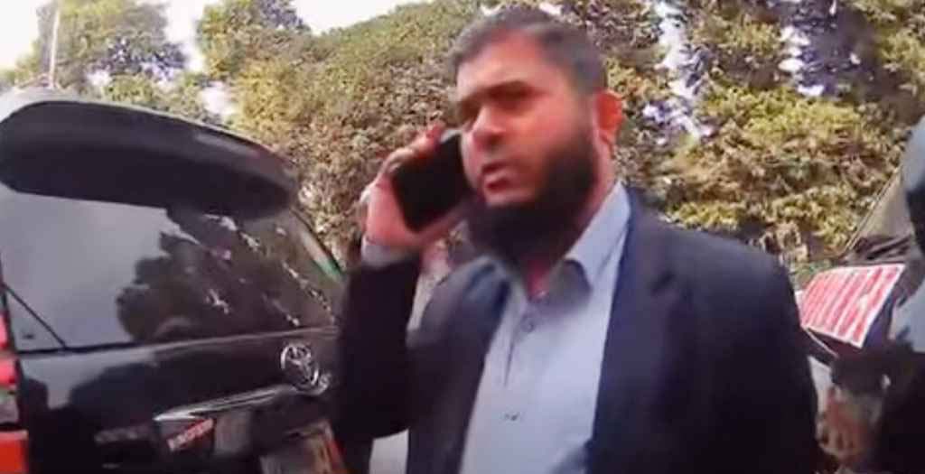 সেনাসদস্যদের সঙ্গে তর্কে জড়িয়েছেন জামায়াত প্রার্থী স ম খালিদুজ্জামান